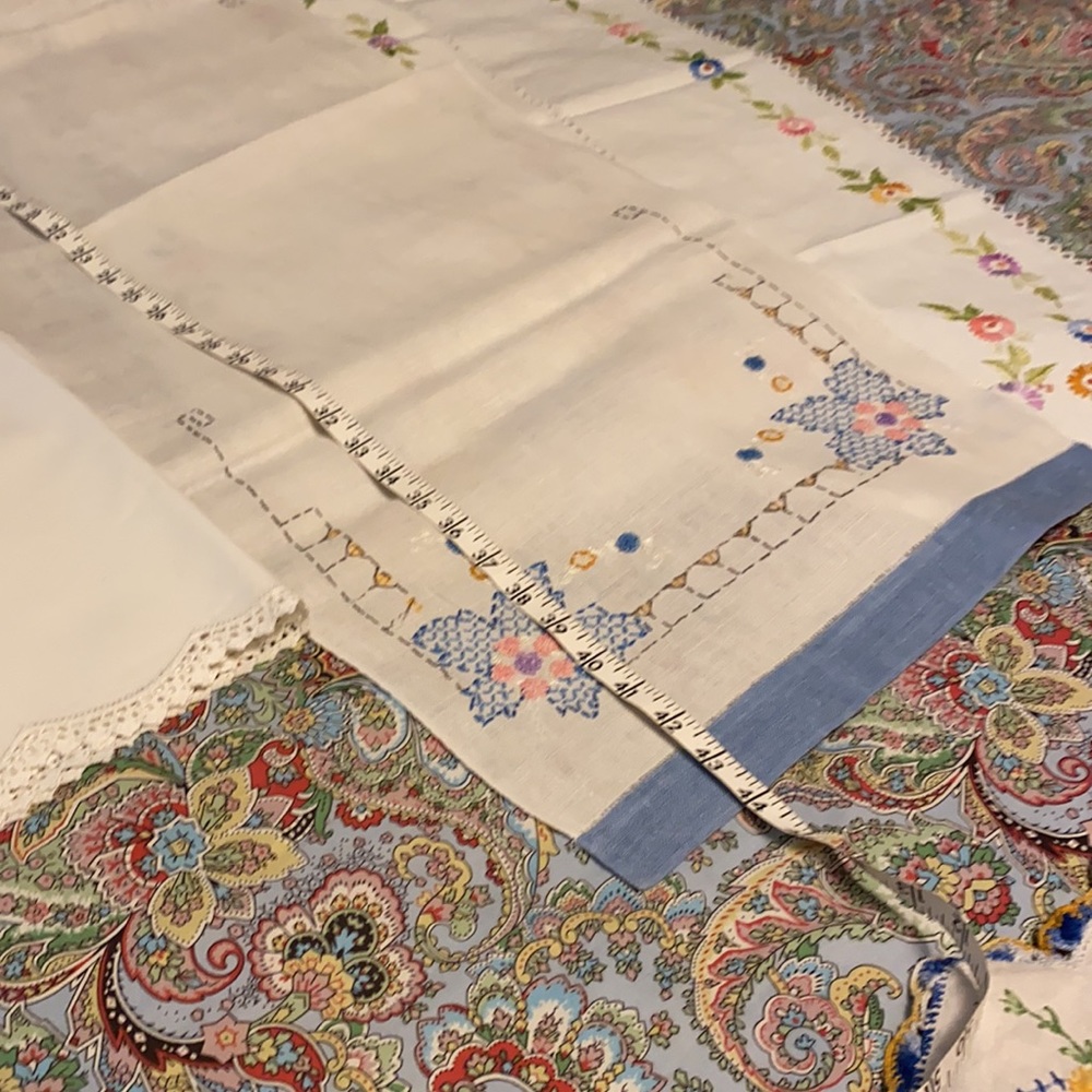 Lot of Vintage dresser scarves/ protectors - Picture 8 of 14